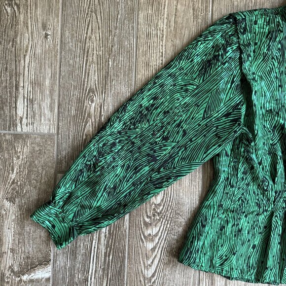 Vtg Womens Kelly Green Shirt Blouse Turtleneck Back Buttons 10‎ Petite Silky - Picture 3 of 11